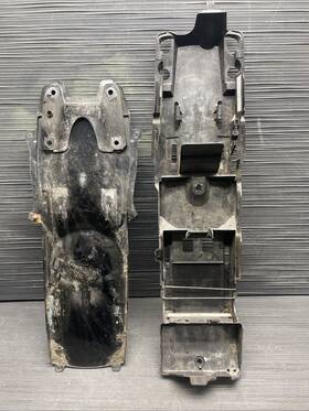 45657886 Suzuki 2006 Gsxr600 Undertail Battery Tray Combo Oem #122925