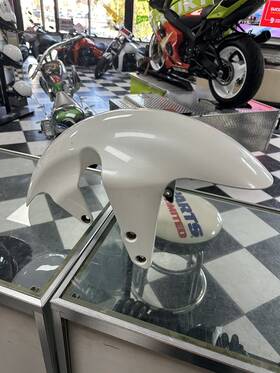 53110-48g50-av4 Suzuki Front Fender M109 R Boss Vzr1800 21-24 Oem White Fits 06-24 #u40 Used