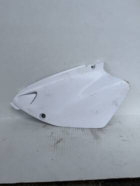Ya02899-001 Ufo Ya02899-001/046/089 Left Side Panel / Number Plate Yamaha Yz125/250 96-01 White Used Ya02899-001 Ufo Ya02899-001/046/089 Left Side Panel / Number Plate Yamaha Yz125/250 96-01 White Used