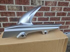 5lv-w0706-30 Yamaha Oem Fz1 Rear Tire Hugger With Chain Guard Silver 2001 Thru 2005 Fazer
