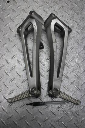 7811281 Yamaha 2009 Yzf R1 Letf/right Rear Foot Peg Set