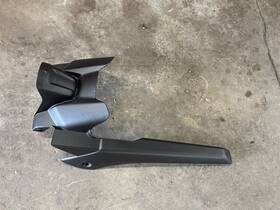 B34-f1650-02-00 Yamaha R7 Yzfr7 Yzf 22 23 24 2022 2023 2024 Hugger Rear Fender Chain Guard Guide